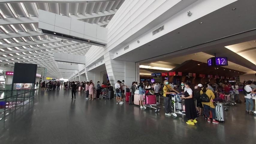 Máy bay chở 230 người Việt từ Đài Loan về nước hạ cánh ở Cam Ranh